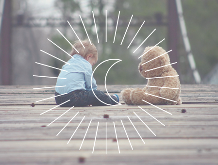 niños jugando con osito de peluche