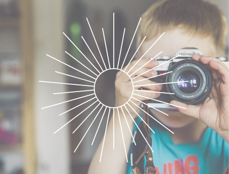 niño con cámara de fotos