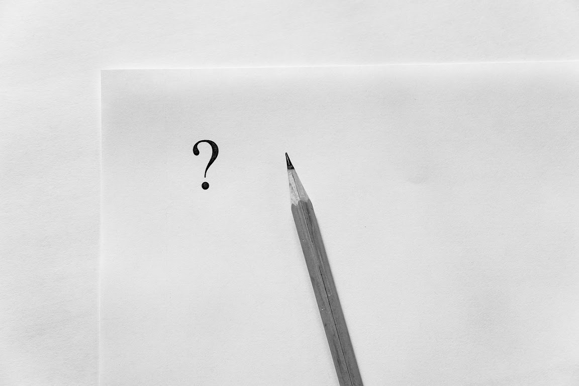 signo de interrogación junto a un lápiz