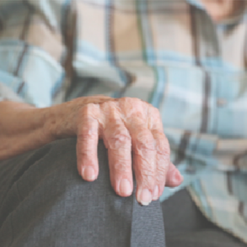 mano de anciana apoyada sobre la rodilla
