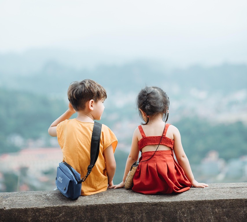dos niños sentados en un mirador